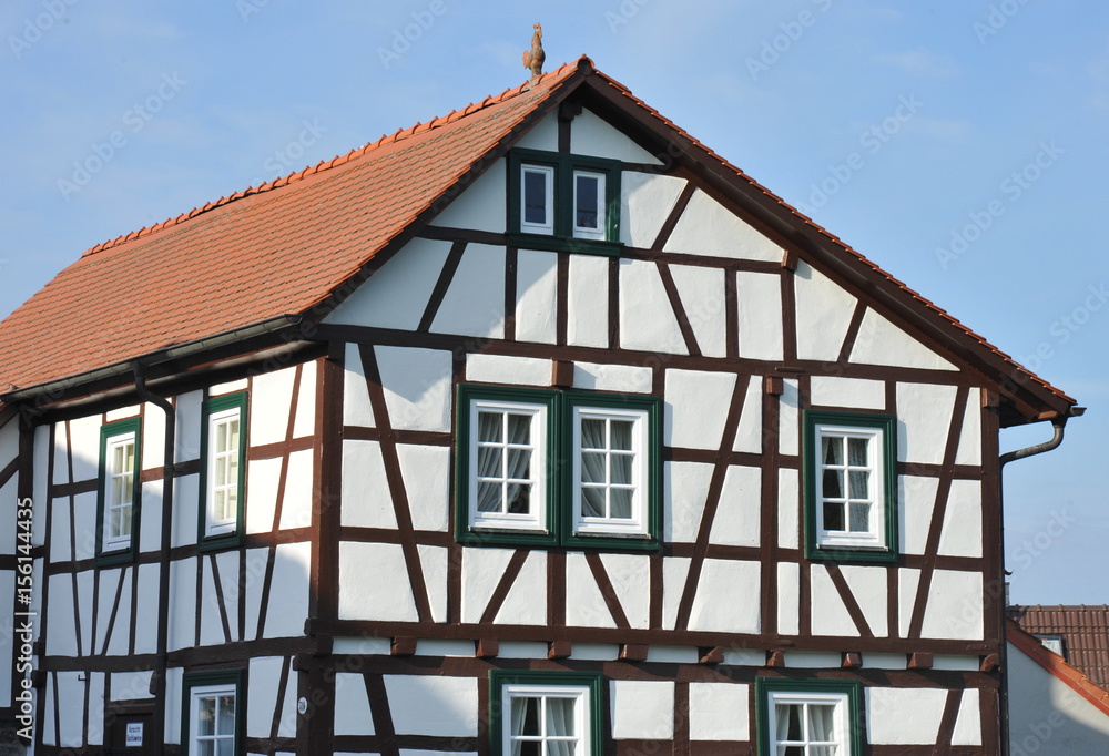 Fassade eines renovierten historischen Fachwerkhauses