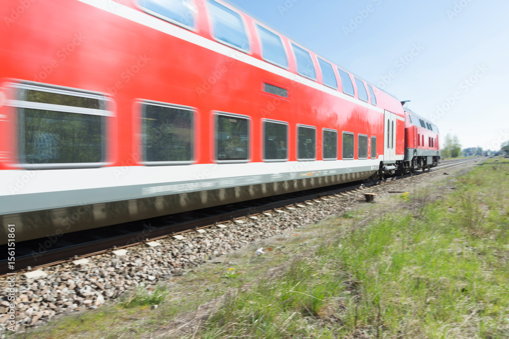 Roter Triebwagen zieht Eisenbahnwaggon