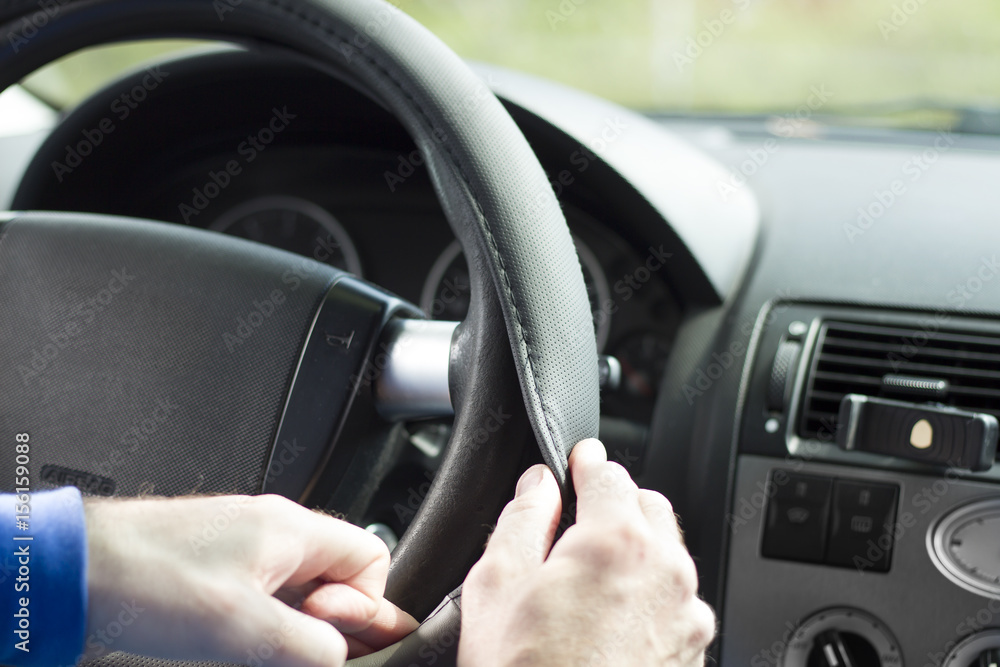  Mechanik zakłada nakładkę na kierownicę samochodu. Auto detailing wnętrza samochodu. Nakładka na kierownicę. Odnawianie wnętrza samochodu, nakładka na kierownicę.