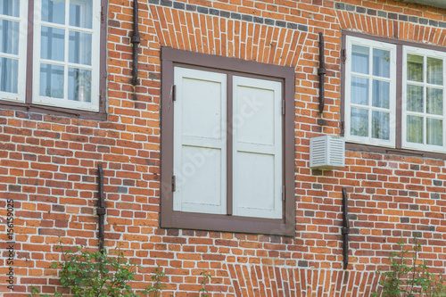Fassade mit Fenstern und Fensterläden