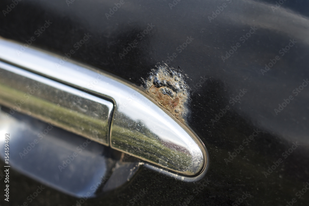 Ognisko korozji na samochodzie osobowym nad klamką drzwi. - obrazy, fototapety, plakaty 
