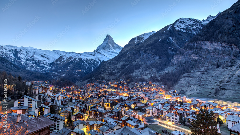 Fototapeta premium Widok Matterhorn i Zermatt