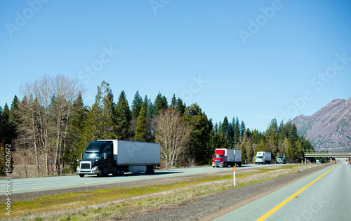 Foto Semi trucks trucking convoy interstate highway California