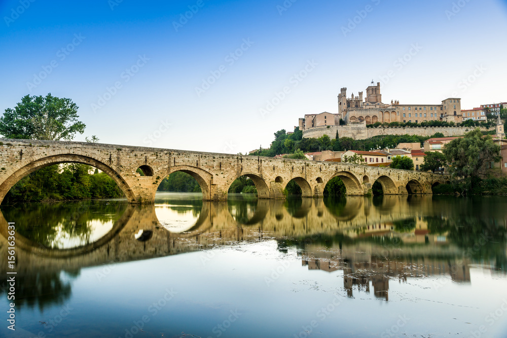 Pont Vieux et la Cathédrale Saint-Nazaire à Béziers, Hérault, Occitanie en France