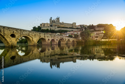 Lever de soleil à Béziers, Pont Vieux et Cathédrale, Hérault, Occitanie en France