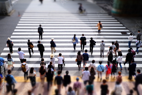 横断歩道を渡る人々 