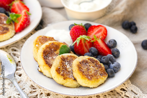 Cottage cheese quark pancakes syrniki with fresh berries
