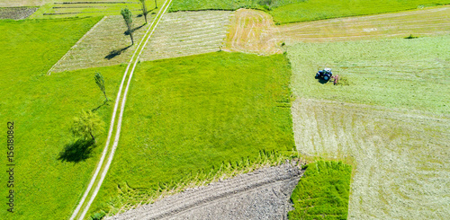 Trattore con voltafieno - Vista aerea photo