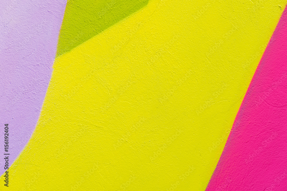Naklejka premium Kolorowy streszczenie teksturowanej tło. Sztuka uliczna, otynkowana fasada ścienna z zielonymi, różowymi, fioletowymi, żółtymi farbami. Kolorowa grungy powierzchnia z miejscem dla odbitkowego teksta