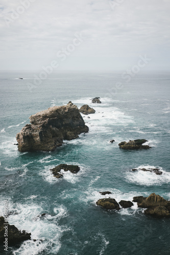 Klippen und Felsen in der Brandung, Portugal Algarve