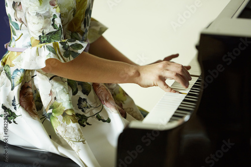 Tableau sur toile Giovane ragazza al pianoforte