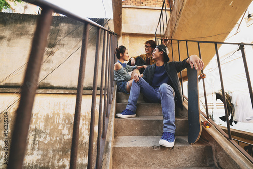 Tableau sur toile Chatting with Friends in Urban Slums