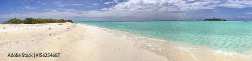 Panoramic view of beautiful maldivian beach © jovannig