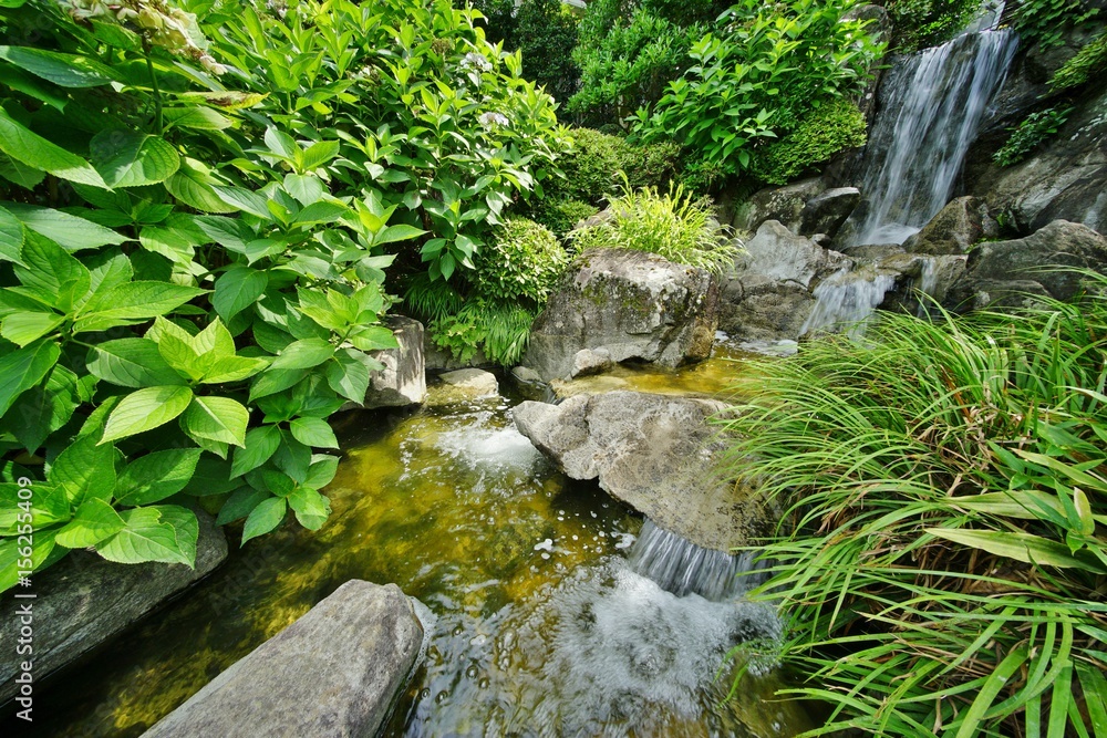 滝のある庭園 滝のある庭園