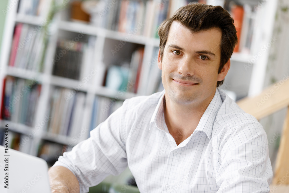 Obraz premium Young businessman in office