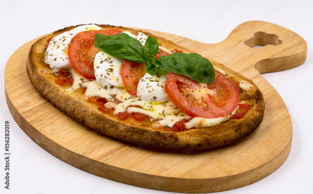 Bruschetta pomodoro, mozzarella e basilico Bruschetta pomodoro, mozzarella e basilico