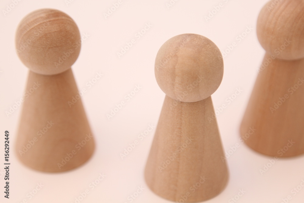 Spielfiguren aus Holz, natur, auf weissem Hintergrund isoliert Spielfiguren aus Holz, natur, auf weissem Hintergrund isoliert