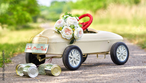 Heiraten - Tretauto als Symbol für Flitterwochen