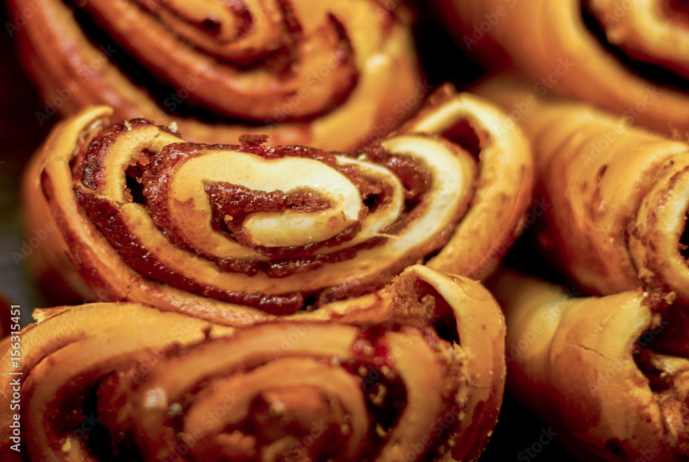 Fototapeta premium Sweet buns. Freshly baked buns on a dark background.