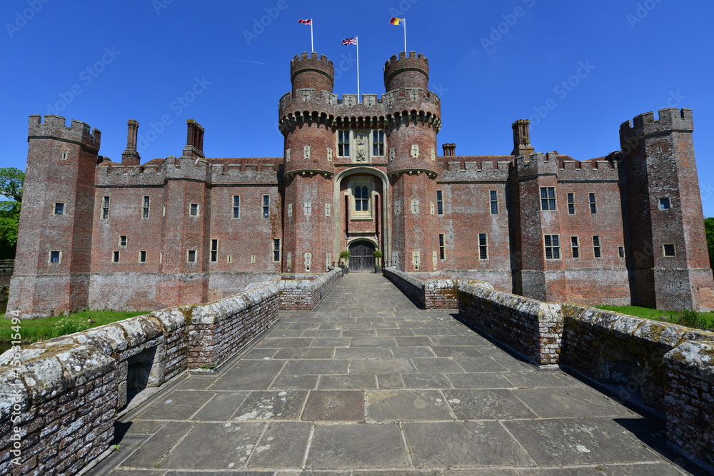 Obraz premium Herstmonceux castle in Springtime.