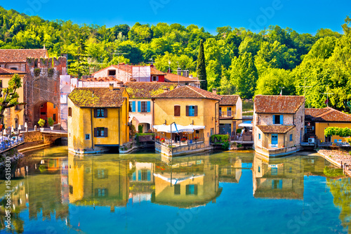 Fotografie Mincio river and idyllic village of Borghetto view