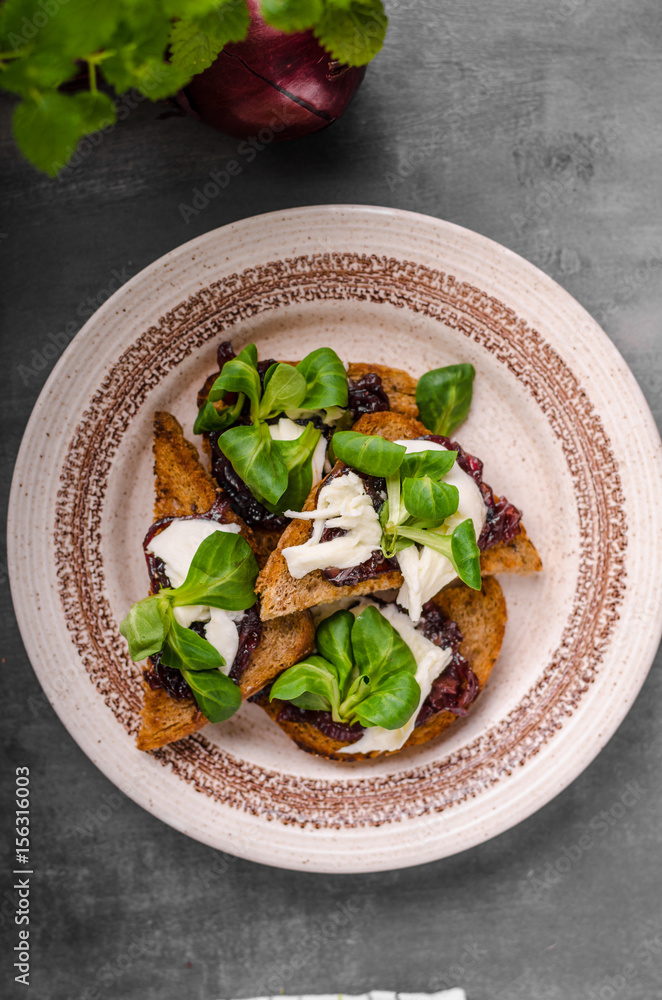 Heatly food toast with onion and mozzarella Heatly food toast with onion and mozzarella