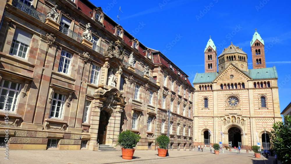 Fototapeta premium Dom zu Speyer mit bischöflichem Palais vor tiefblauem Himmel