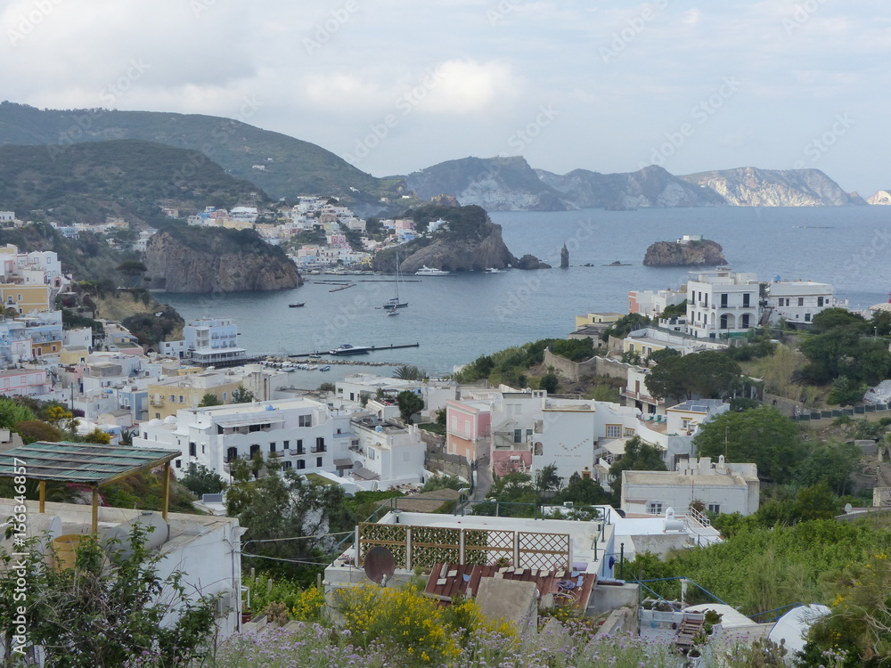 Obraz premium Una baia sul mare nell'isola di Ponza in Italia