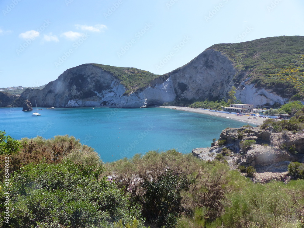 Fototapeta premium Baia di rocce sul mare in Italia