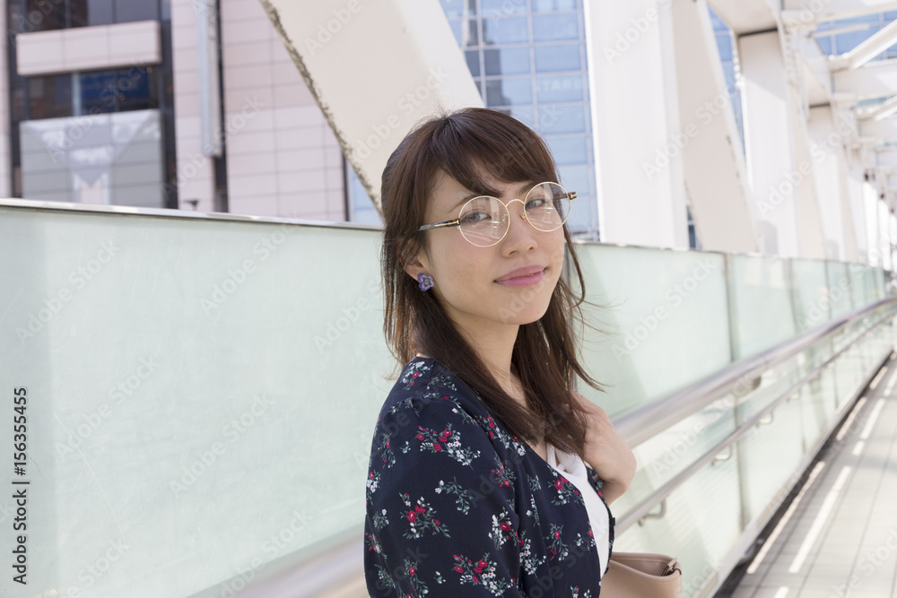 都会を歩く可愛い女性 都会を歩く可愛い女性