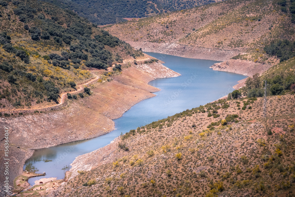 Embalse de agua en sequía en Baños de la Encina, Jaén, España
