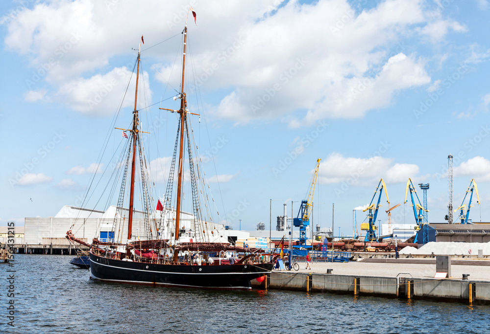 Traditionssegler im Hafen von Wismar in Mecklenburg-Vorpommern