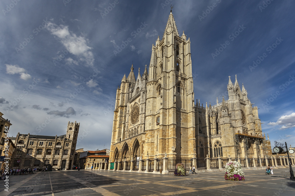 Square Plaza Regla with magnificent gothic cathedral of Leon Stock Photo |  Adobe Stock