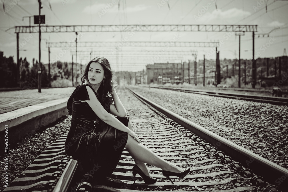 Φωτογραφία Beautiful american woman in velvet vintage dress in old cinema style look