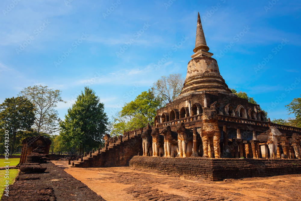 Obraz premium Wat Chang Lom Temple at Si Satchanalai Historical Park, a UNESCO world heritage site in Sukhothai, Thailand