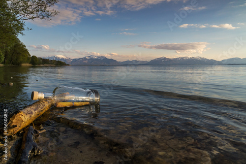 Gestrandete Flaschenpost im See