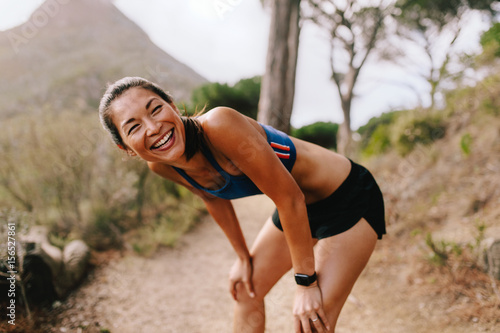 Foto Female runner taking a break after workout