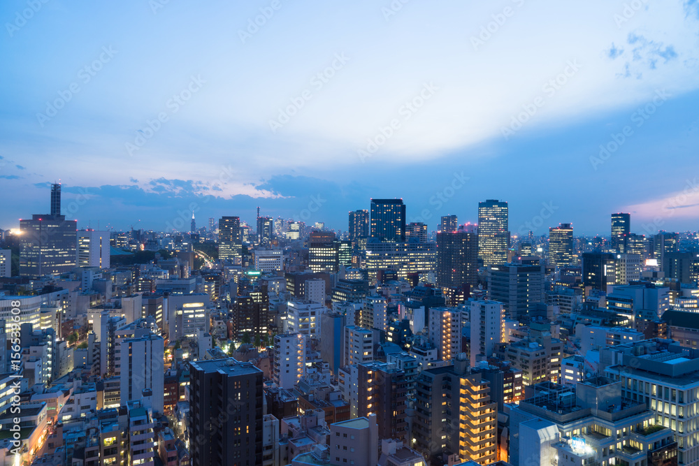 駿河台から見る東京都、水道橋・九段下方面の街並みの夜景のイメージ