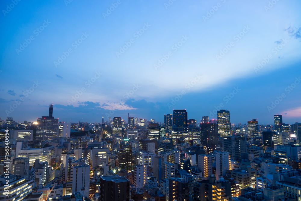 駿河台から見る東京都、水道橋・九段下方面の街並みの夜景のイメージ