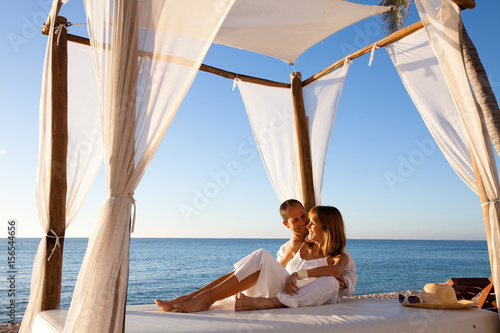 couple dans un bungalow qui se relaxe sur la plage