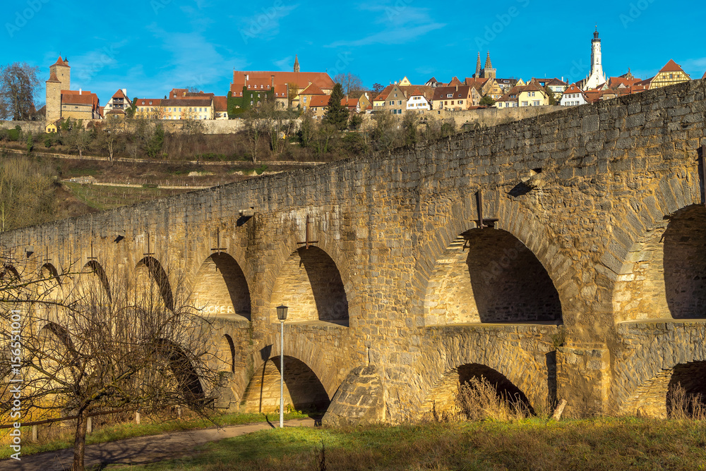 Blick auf die Doppelbrücke und Rothenburg ob der Tauber im Taubertal