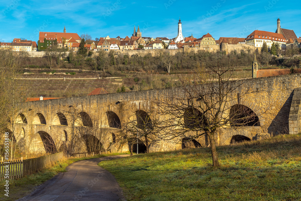 Alte Steinbrücke mit dem Panorama von Rothenburg ob der Tauber