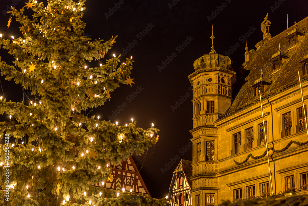Weihnachtsbaum vor dem Neuen Rathaus in Rothenburg ob der Tauber bei Nacht