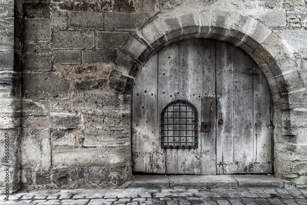 Fototapeta premium Holztor in einer historischen Stadtmauer