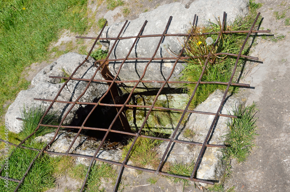 Obraz premium Крым, древний пещерный город Мангуп Кале. Вход в одну из пещер закрыт металлической решеткой