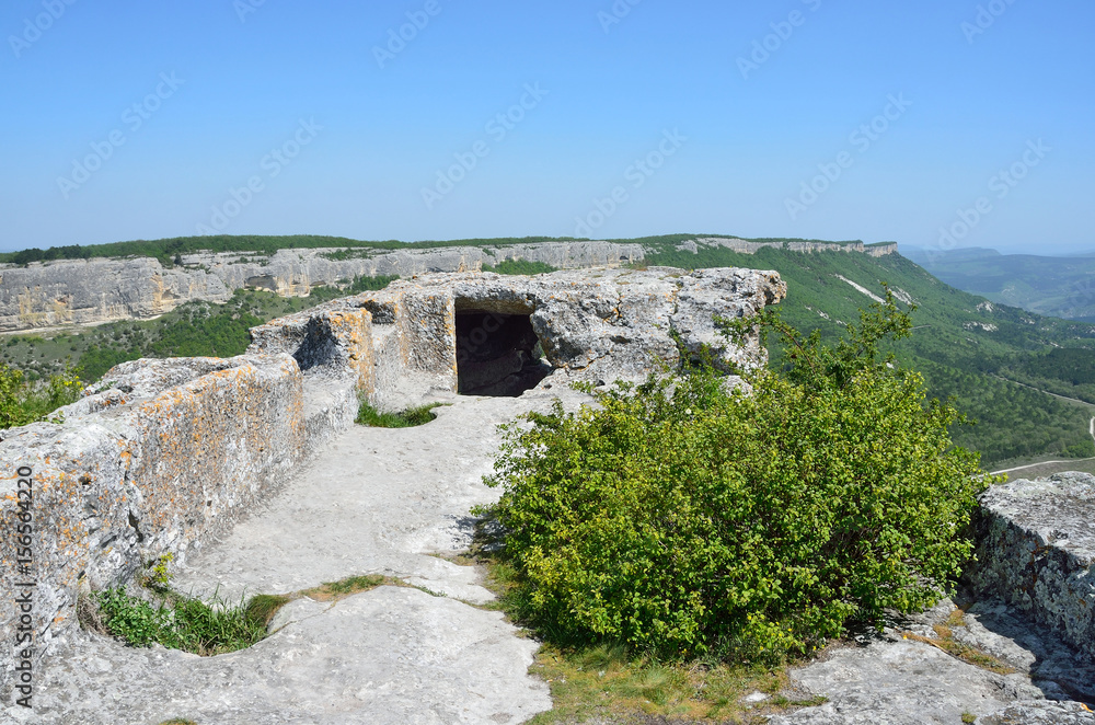 Крым, древний пещерный город Мангуп-Кале весной
