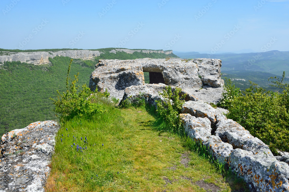 Крым, средневековый пещерный город Мангуп Кале на горном плато