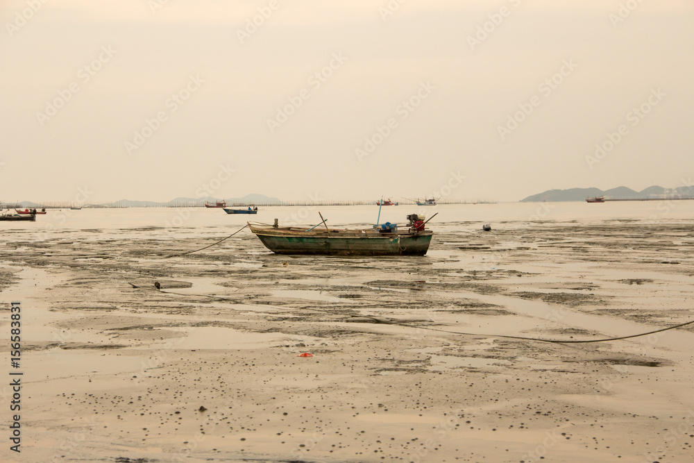 Obraz premium A boat on the mud