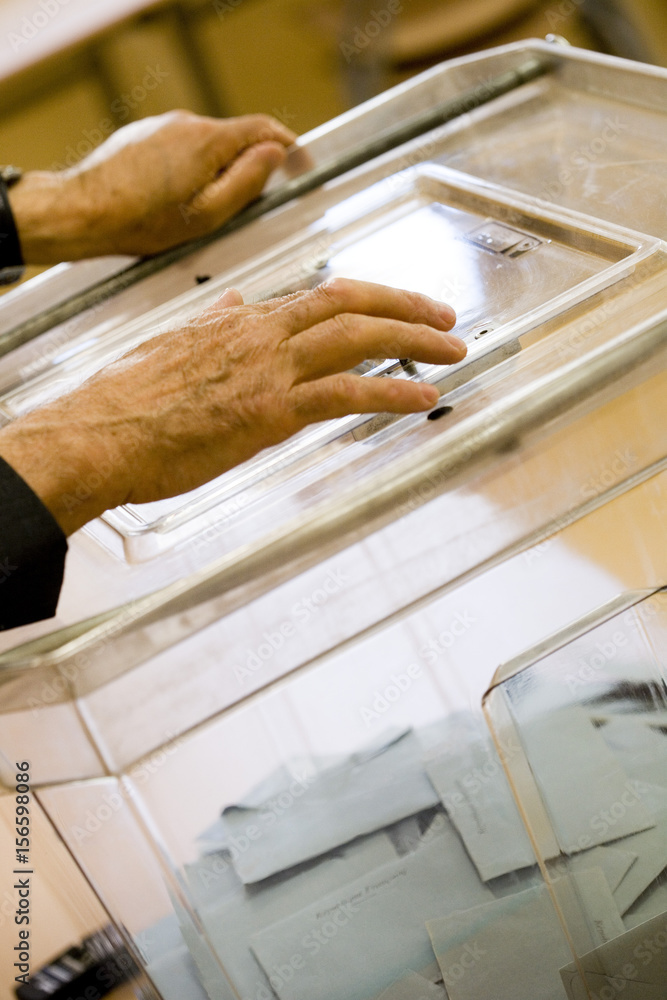 urne électorale et votes avec des enveloppes