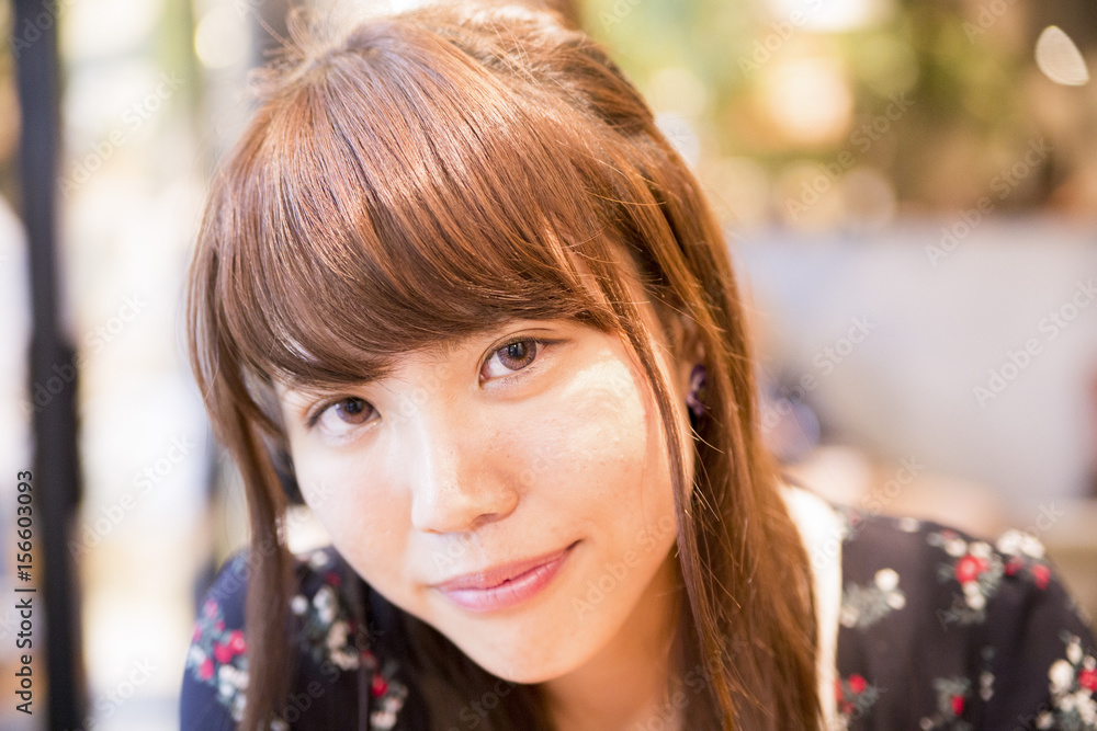 Obraz premium 都会を歩く可愛い女性